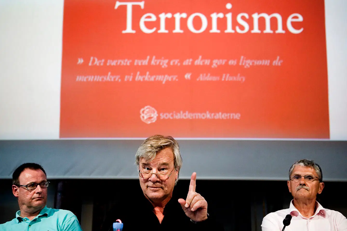 Den svenske forfatter Jan Guillou i midten talte som paneldeltager ved en socialdemokratisk konference om terrobekæmpelse. Til venstre terrorforskeren Lars Erslev Andersen og til højre Socialdemokratiets Mogens Lykketoft.