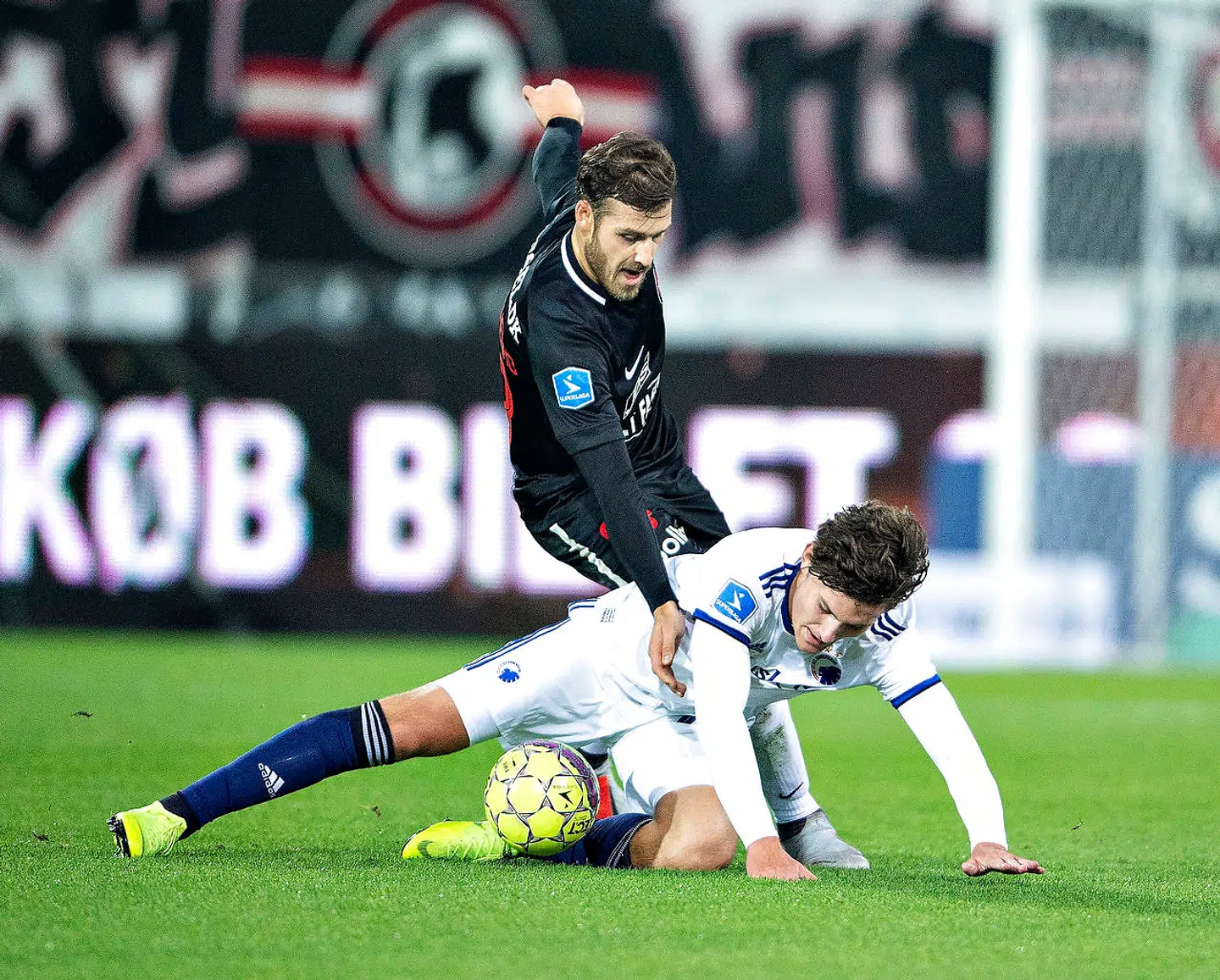 FC Midtjyllands Erik Sviatchenko fælder FC Københavns Jonas Wind. Kampen om det danske mesterskab er en affære mellem de to klubber.