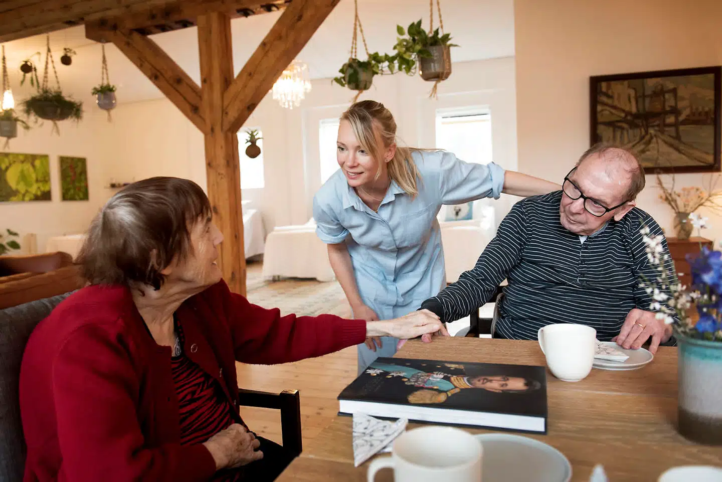 May Bjerre Eibys kongstanke er, at omsorg, nærvær og kropskontakt kan erstatte medicin, rollatorer, kørestole og hyppige indlæggelser. Her sammen med Tonny Julia og Palle der begger kommer en dag om ugen.