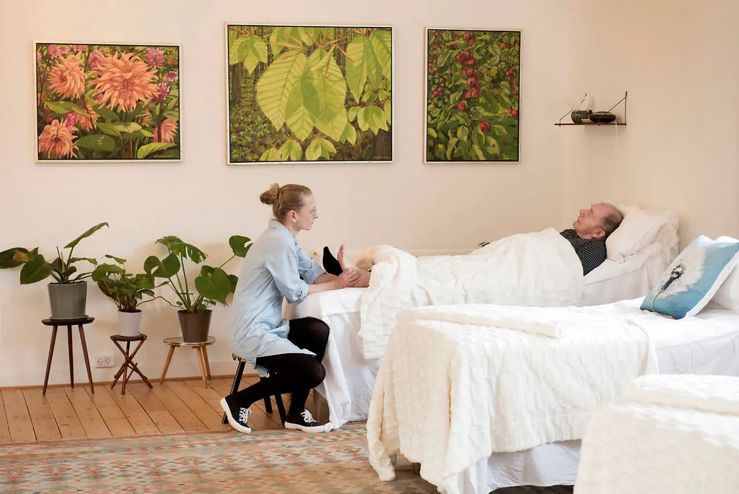 Palle som kommer en dag om ugen får fodmassage af Dorte Toftbank-Mikkelsen.