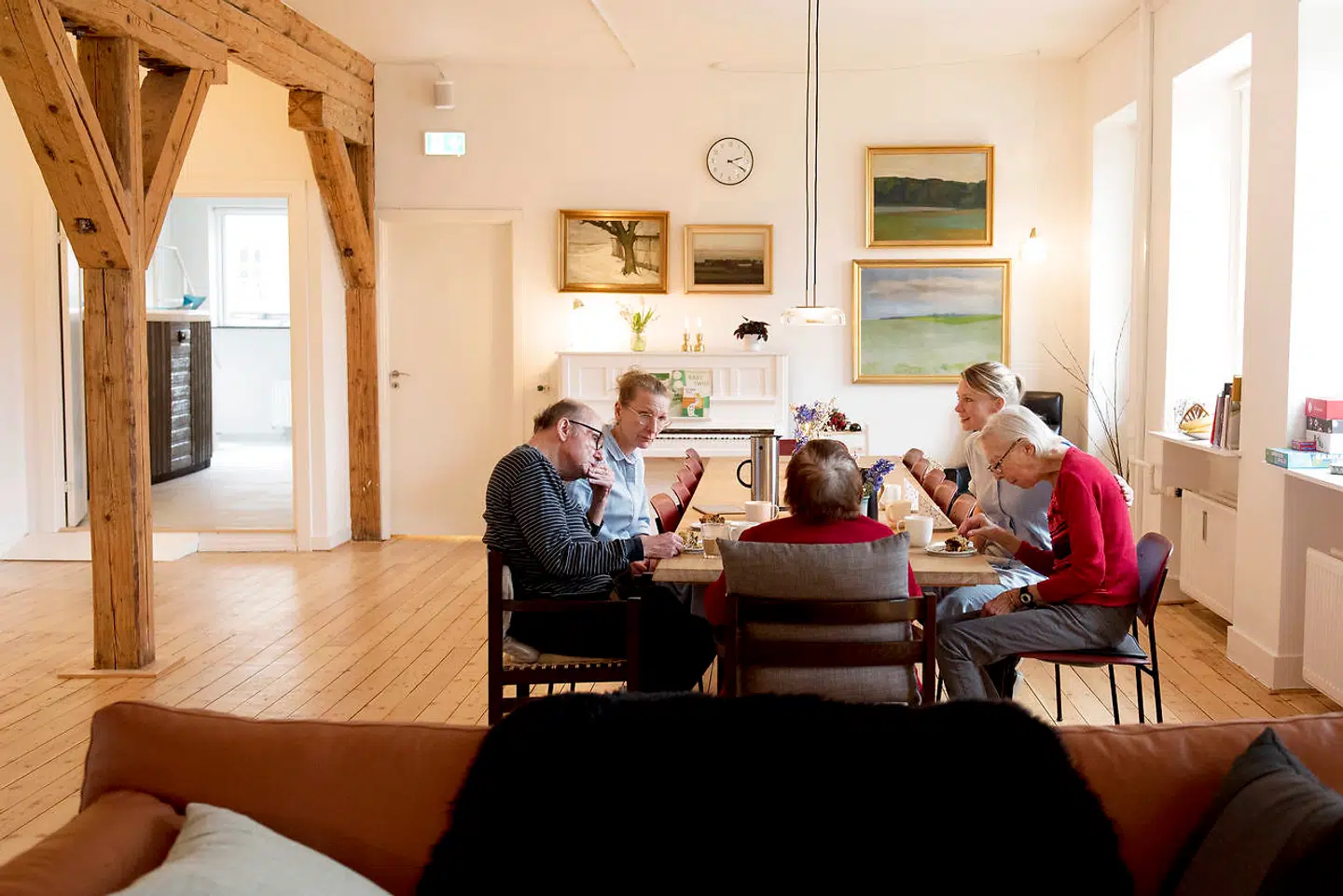 Eftermiddagskaffe ved langbordet.