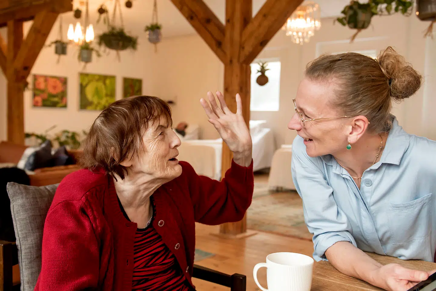 Tonny Julia tv. og Dorte Toftbank-Mikkelsen får sig en hyggesnak.