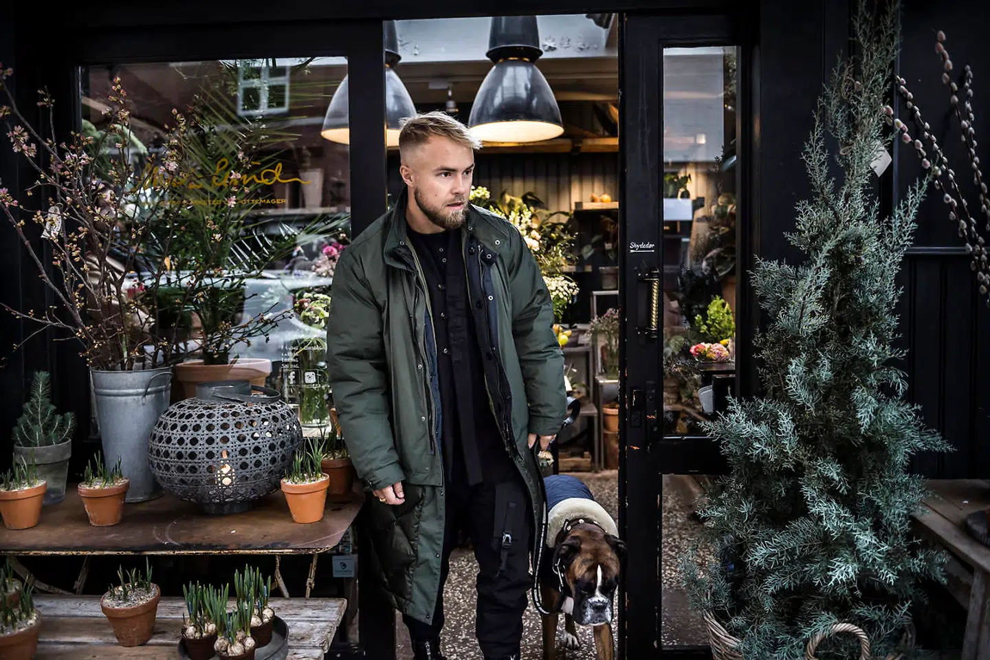 Peter Falktoft bor i kvarteret omkring Værnedamsvej med sin hund, Rihanna.