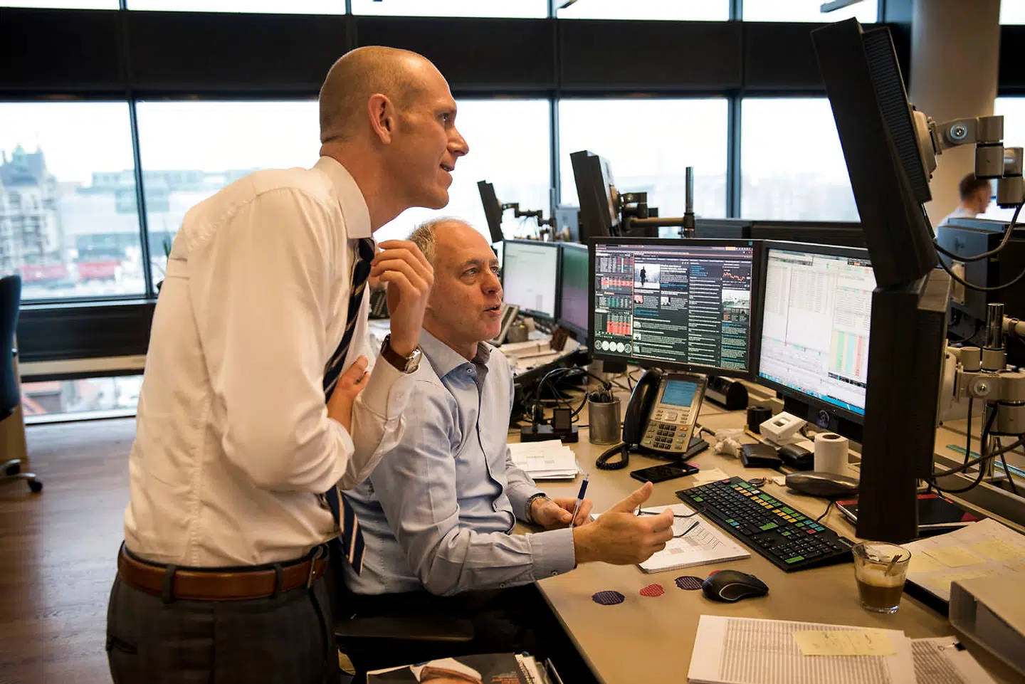 Sådan ser det ud, når der afholdes rentetilpasningsauktion i Totalkredit, hvor flekslån for milliarder i denne uge har været under hammeren. Billedet er fra en tidligere auktion, hvor chefanalytiker Jeppe Borre venter på de endelige resultater.