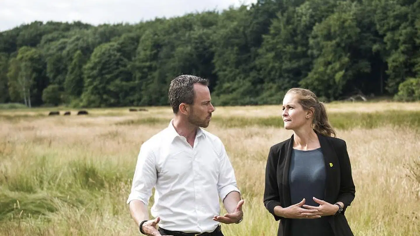 Landbruget har langtfra nået den reduktion af kvælstof, regeringen satte som mål i forbindelse med landbrugspakken, og som skulle opveje for miljøskadevirkningerne af pakken. Det er miljø- og fødevareminister Jakob Ellemann-Jensen skuffet over. (Her fotograferet med præsidenten for Danmarks Naturfredningsforening, Maria Reumert Gjerding).