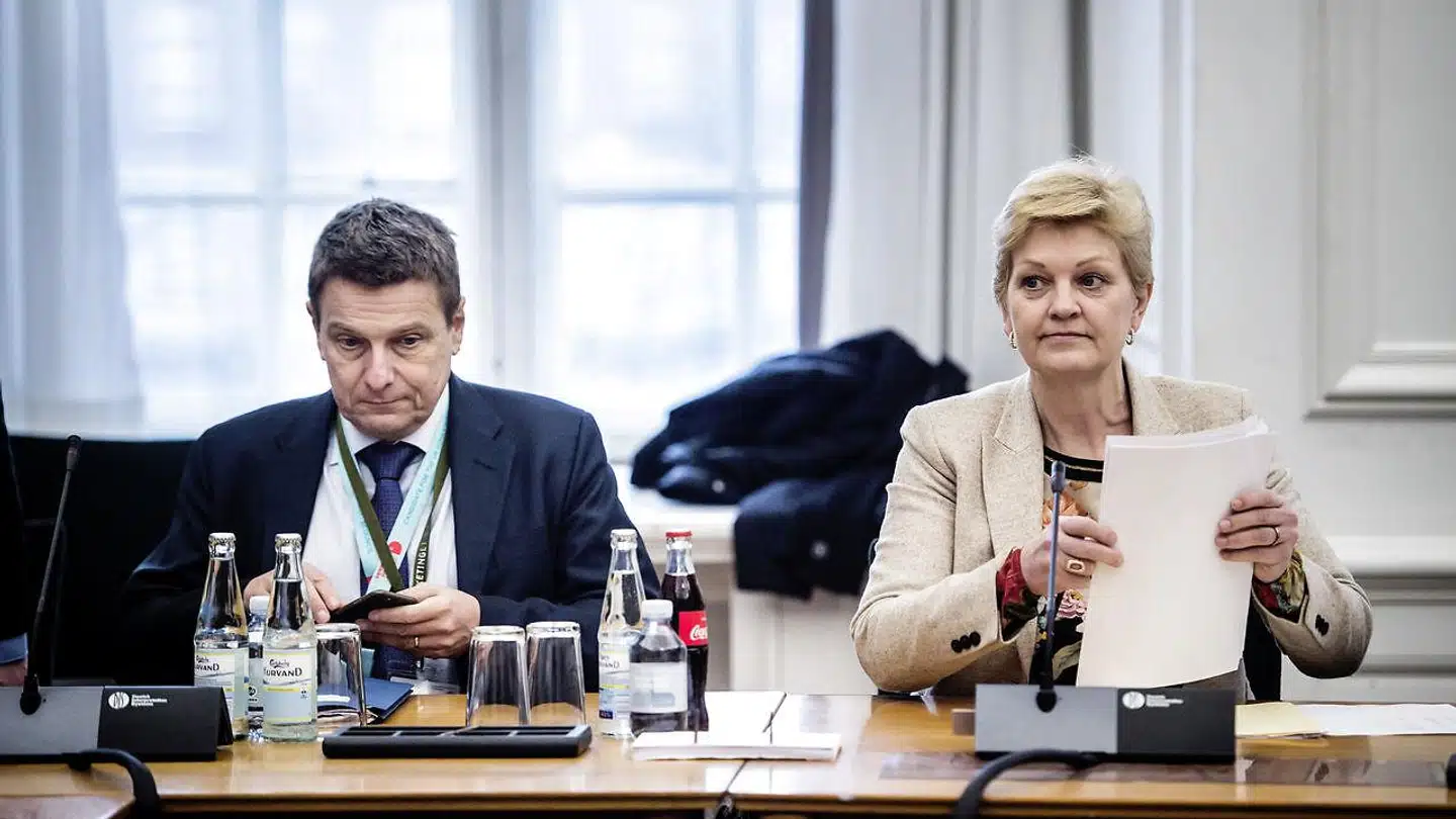 Fiskeri- og ligestillingsminister Eva Kjer Hansen var fredag i samråd i østerssagen. Hun beskyldes for at tale usandt og holde hånden over kvotekonger.