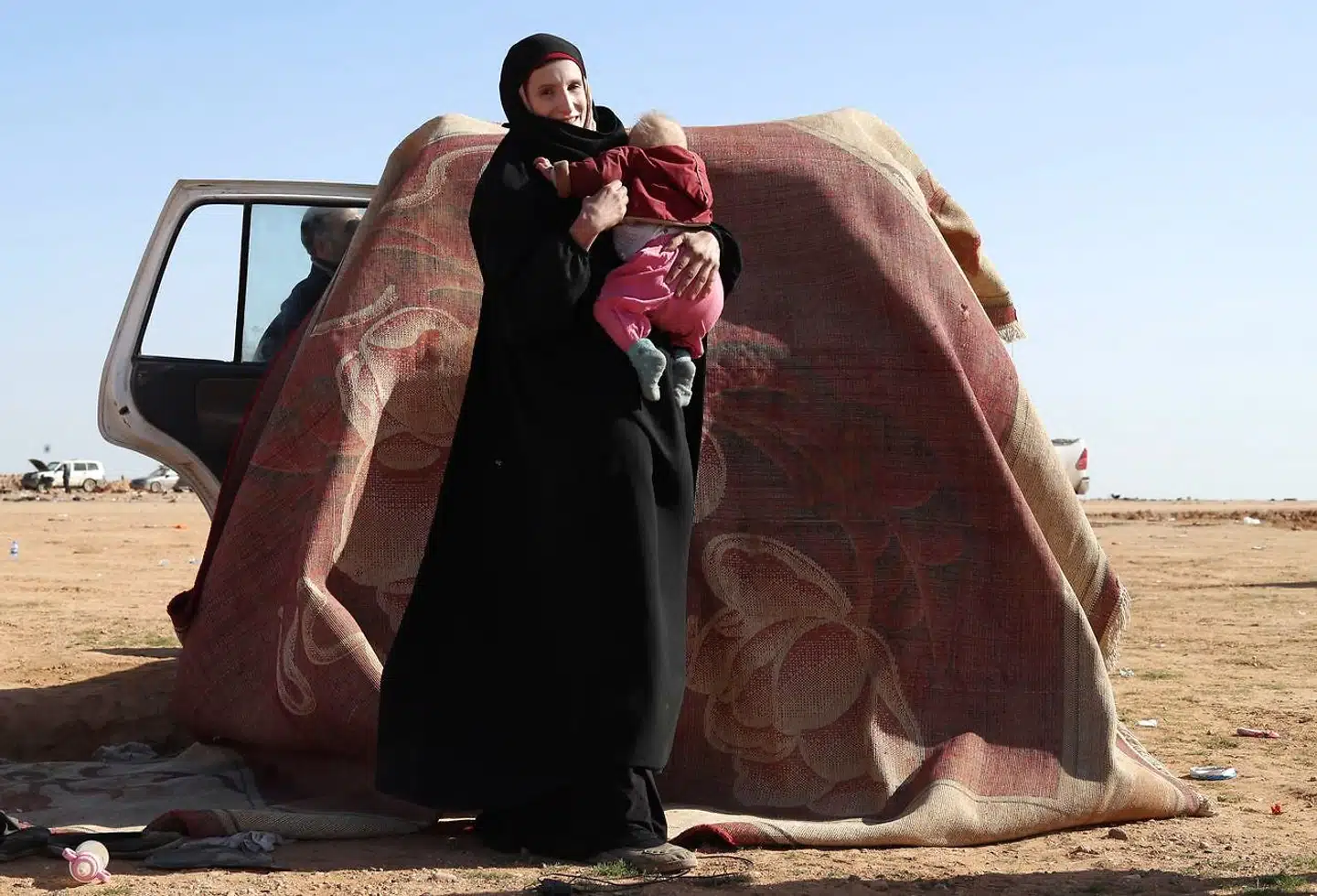 Leonora, en 19-årig tysker, som flygtede fra kampene mellem Syrian Democratic Forces (SDF) og jihadister fra Islamisk Stat (IS) i den syriske landsby Baghouz, venter på at blive screenet og registeret af SDF i den østsyriske provins Deir Ezzor. Hendes tyske mand, Martin Lemke, er tilbageholdt af kurdiske styrker.