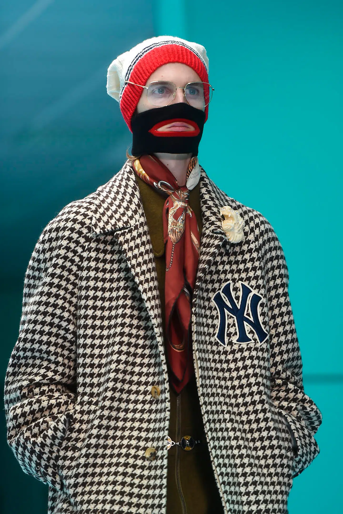 En model under Guccis efterår/vinter kollektion 2018, hvorfra den omdiskuterede sorte rullekravetrøje med rød mund også stammer fra.