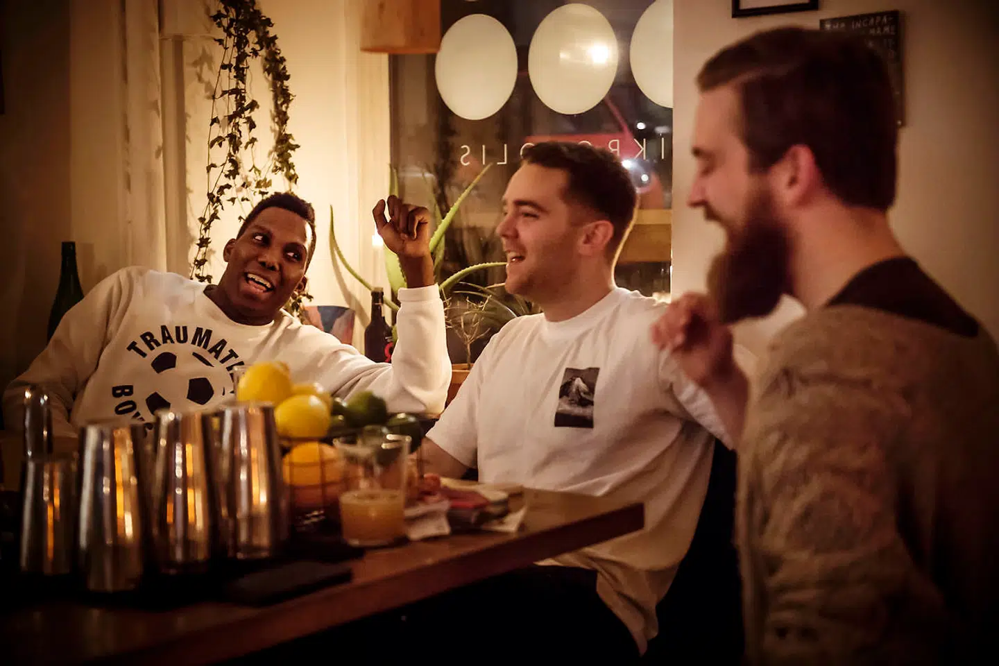 Mikropolis Bar har en noget rudimentær indretning - til gengæld er der double-up på hyggen.