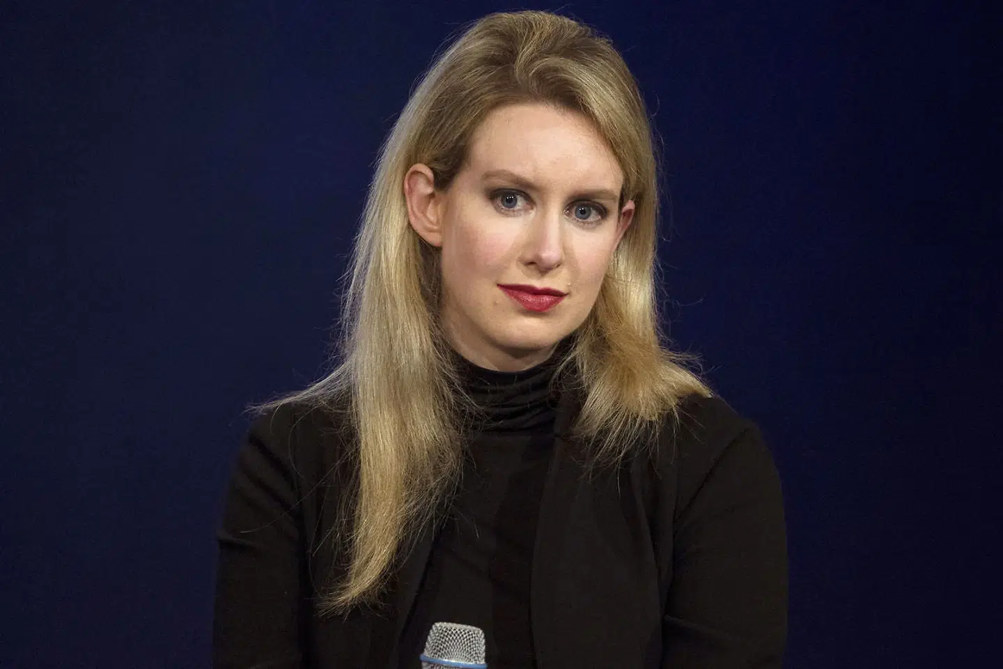 Elizabeth Holmes i sin storhedstid – og i sit es. Hun talte i 2015 ved en Clinton-konference om hjælp til klodens fattige, og hendes opfindelse ville revolutionere sundhedsindustrien i den tredje verden, lovede hun. Bare vent, sagde hun. Og verden ventede og ventede.