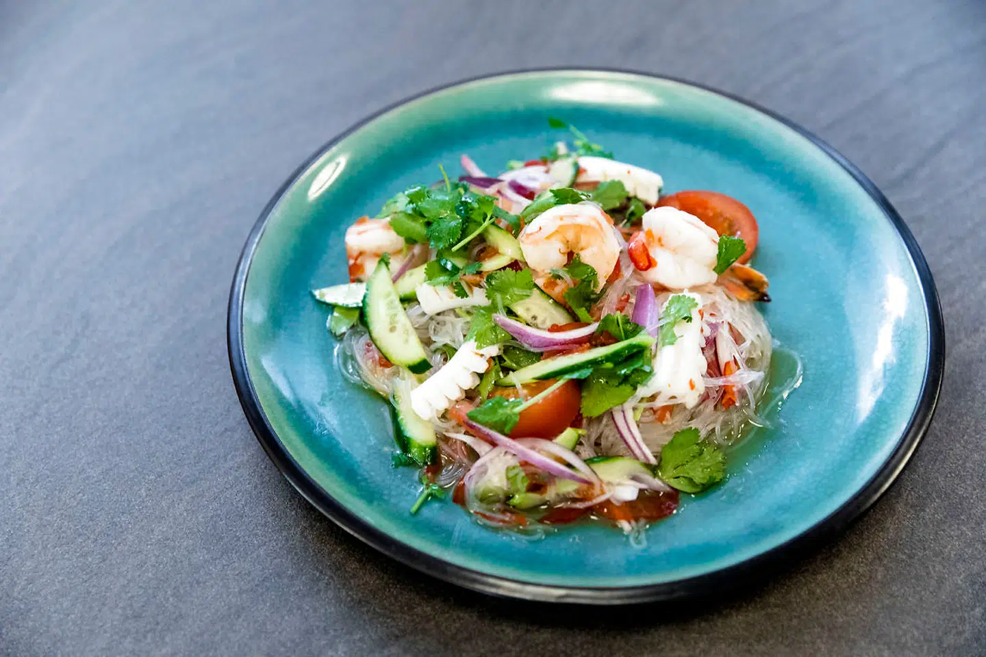 Glasnudelsalat med blæksprutte og rejer.