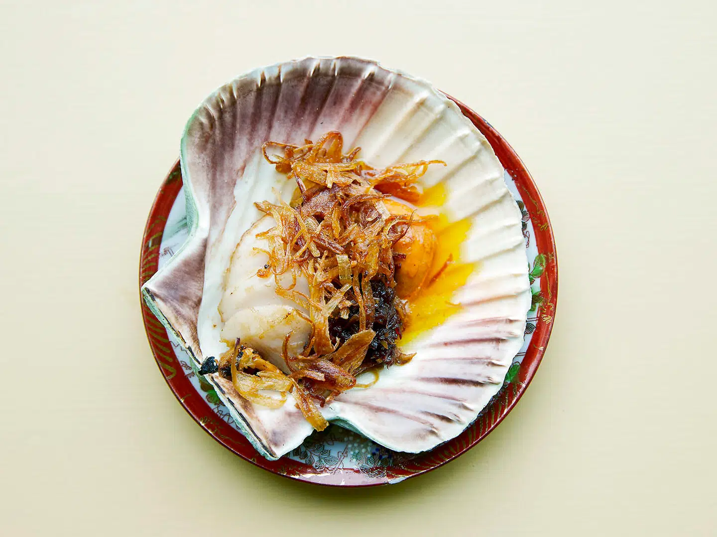 Norsk kammusling grillet på yakitorigrillen og serveret i egen skal toppet med friterede skalotteløg – og overhældt med en kantonesisk XO-sauce.