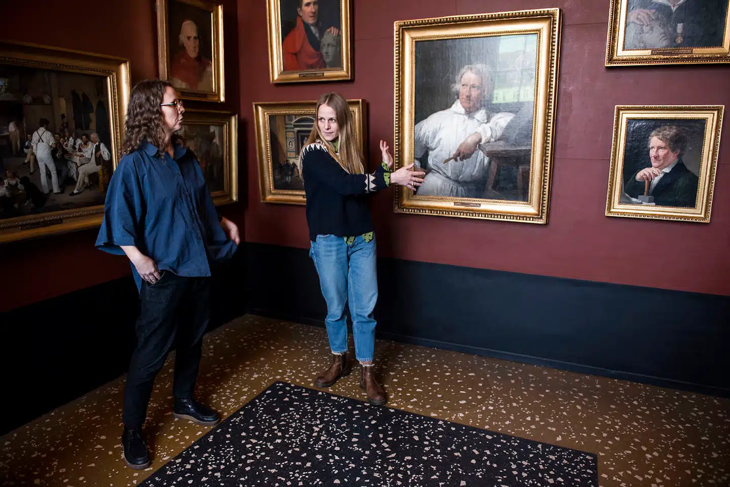 Kunstnerduoen Hesselholt og Mejlvang har arbejdet sammen siden de mødtes på Kunstakademiet i 2006. Her ses de i gang med at planlægge den aktuelle udstililng på Thorvaldsens Museum.