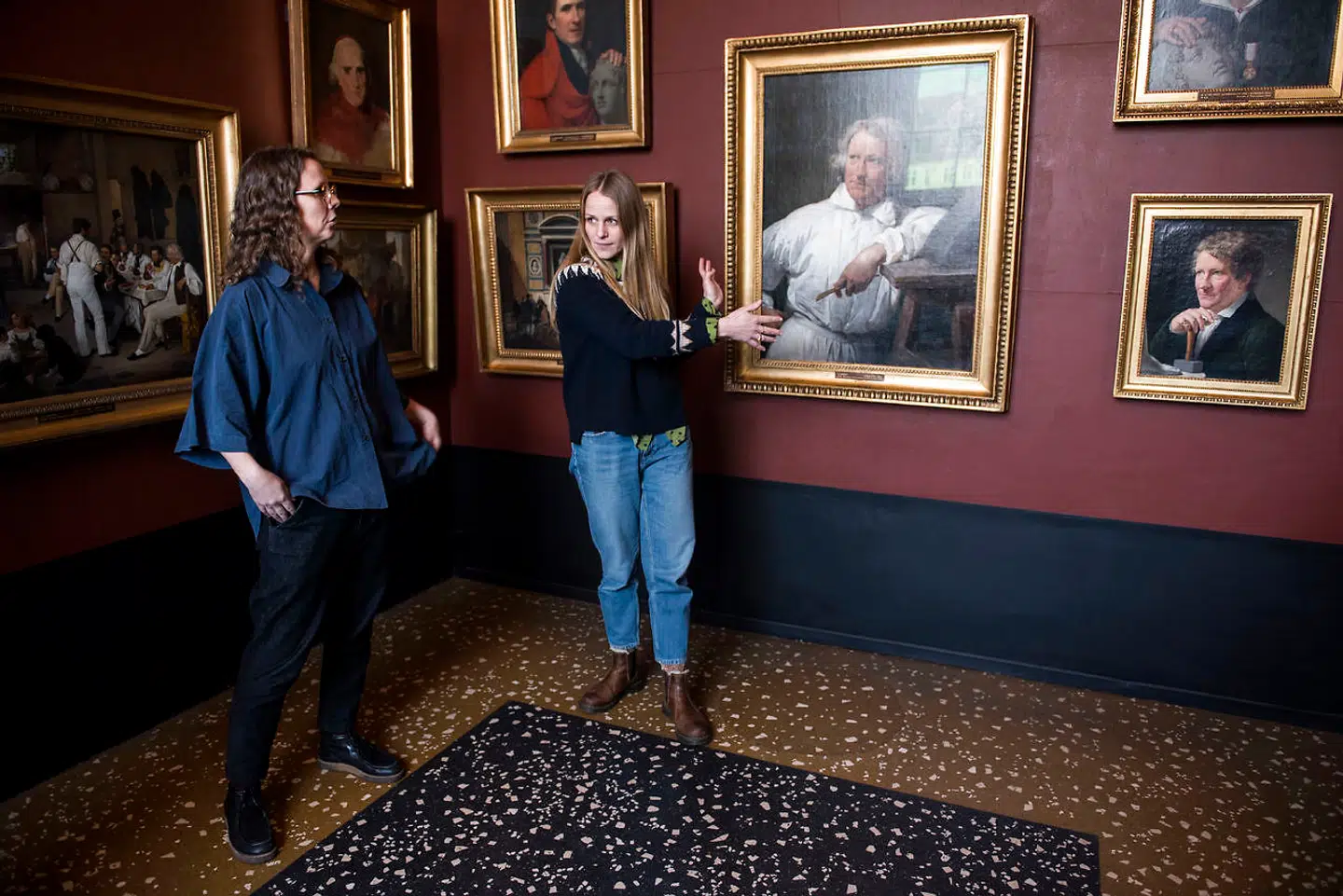 Kunstnerduoen Hesselholt og Mejlvang har arbejdet sammen siden de mødtes på Kunstakademiet i 2006. Her ses de i gang med at planlægge den aktuelle udstililng på Thorvaldsens Museum.