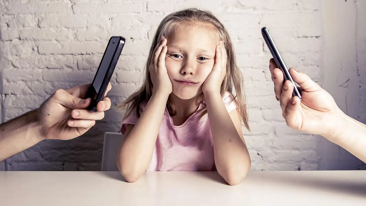 Det er dog ikke kun børnene, der skal lære at lægge telefonerne fra sig – det skal forældre også.