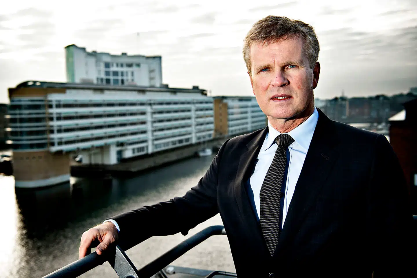 Henrik R. Mulvad er ny CEO for revisions- og rådgivningsvirksomheden KPMG, der for fem år siden måtte starte forfra på det danske marked. Det er hans første CEO-job. »Det passer godt til mig, fordi der både er noget, der skal bygges videre på og bygges op, og det er jeg god til,« siger han.