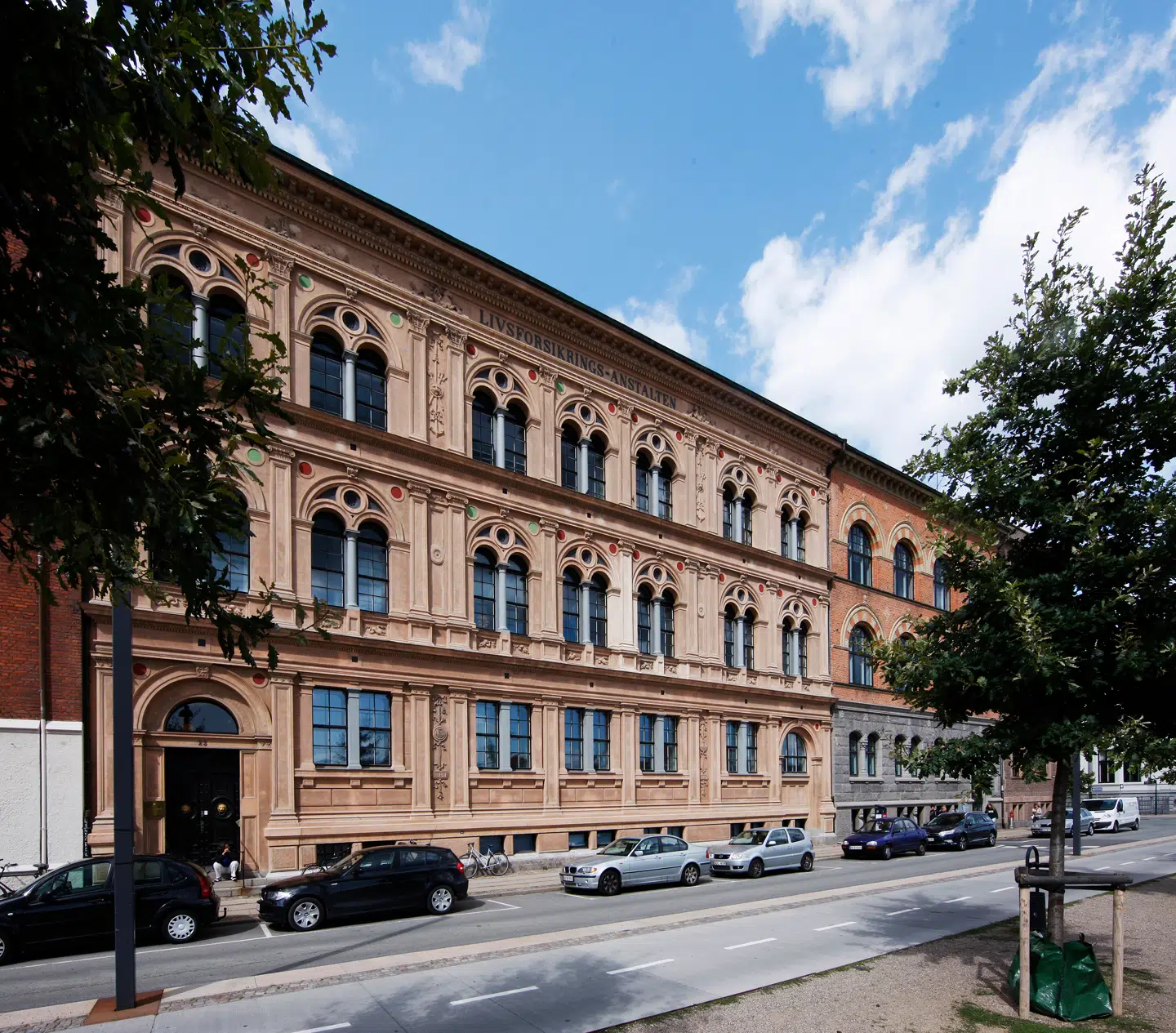 I København skal man ofte lidt på afstand for at se de spændende detaljer på ejendommene. Det gælder i høj grad også Havnegade 23 – en over 150 år gammel kopi af en veneziansk ejendom – som Jeudan lige nu er ved at sætte i stand. Foto: Jeudan