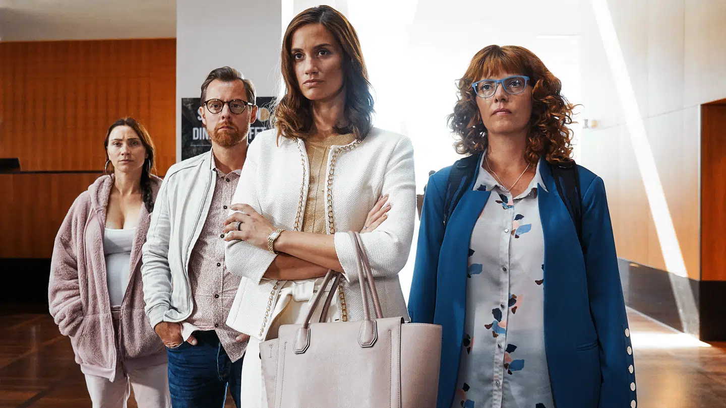 Lines trælse mand er oppe imod en tough mødregruppe, der ikke lader sig kyse. Fra venstre mod højre: Caroline (Stephanie Léon), Mons (Martin Buch), Line (Danica Curcic) og Solvej (Lærke Winther).