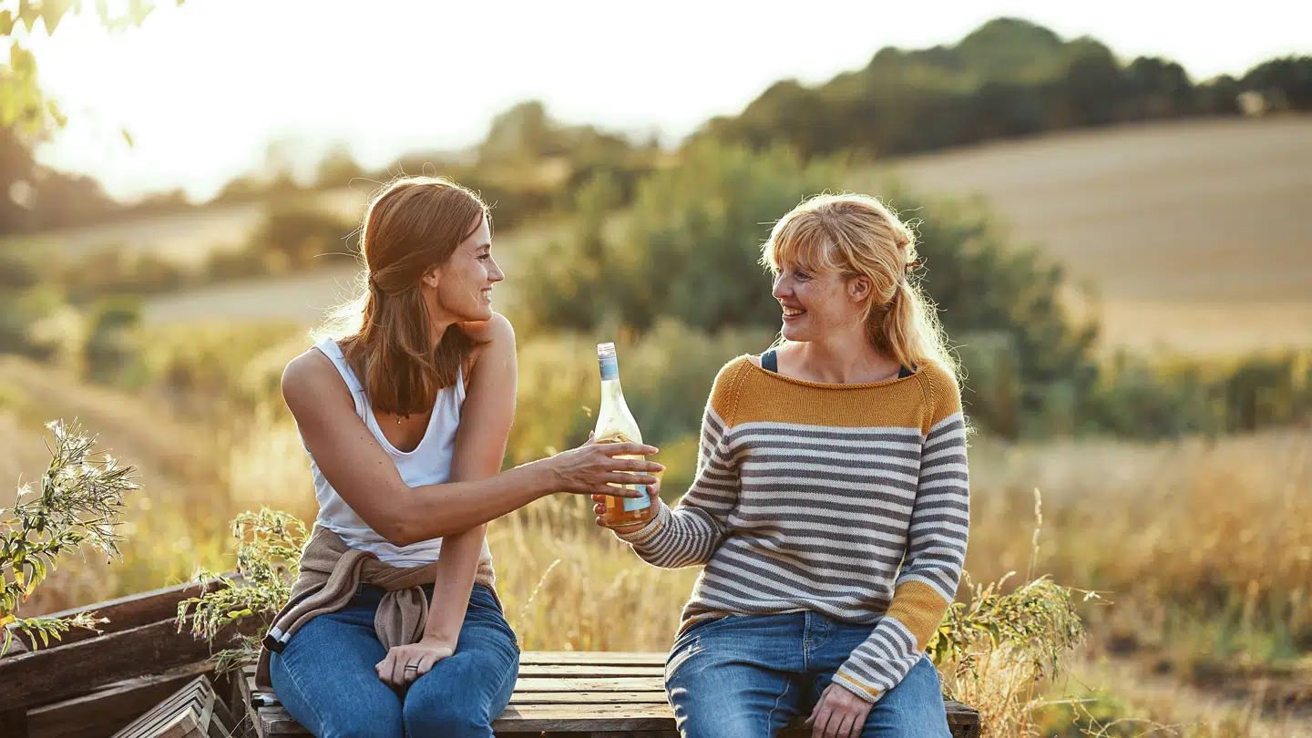 Line (Danica Curcic) og kusinen Maja (Julie Agnete Vang) skal finde fælles fodslag i den morsomme og sympatiske film »Mødregruppen«.