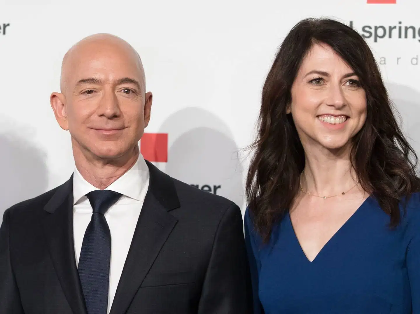 Jeff Bezos og hans kone MacKenzie Bezos har været gift i 25 år og har fire børn sammen. MacKenzie Bezos har udgivet flere skønlitterære bøger og er uddannet fra Princeton University.