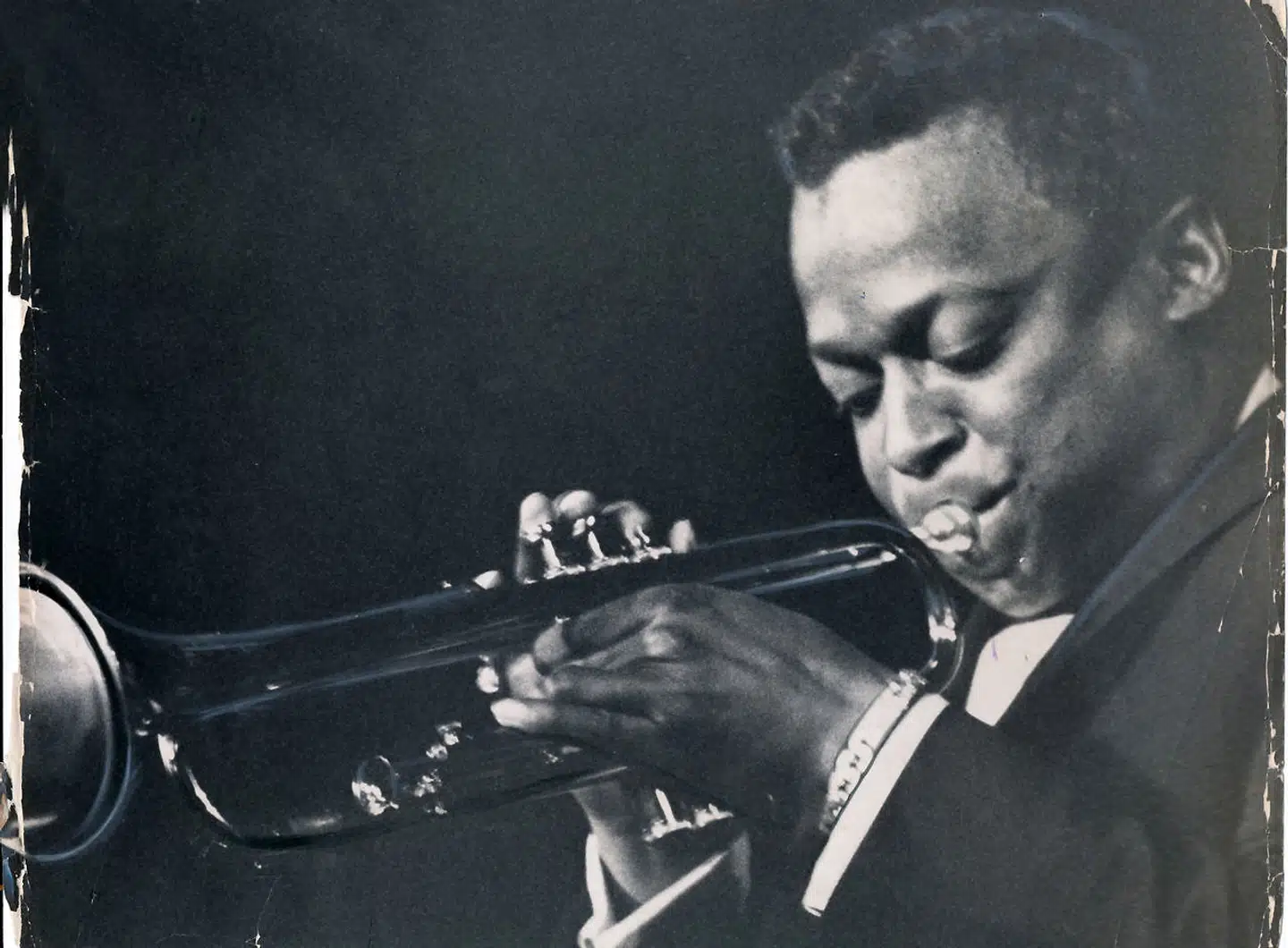 Da Miles Davis' selvbiografi udkom i 1990, vakte det debat, at han indrømmede, at han havde tæsket sin kone. Her er han fotograferet i København i 1960.