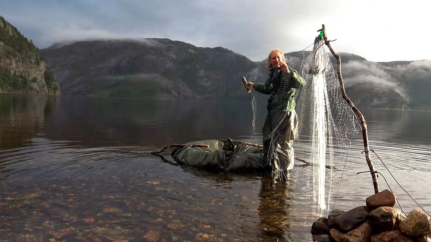 Til hverdag kan arbejdsliv og familieliv forsyne os med en identitet og følelse af at være noget, for nogen. I vildmarken er du bare dig selv. Og der er ingen hjælp at hente fra politisk korrekte identitetsmarkører som veganisme, bæredygtighed, zero waste og KonMari-vrøvl.