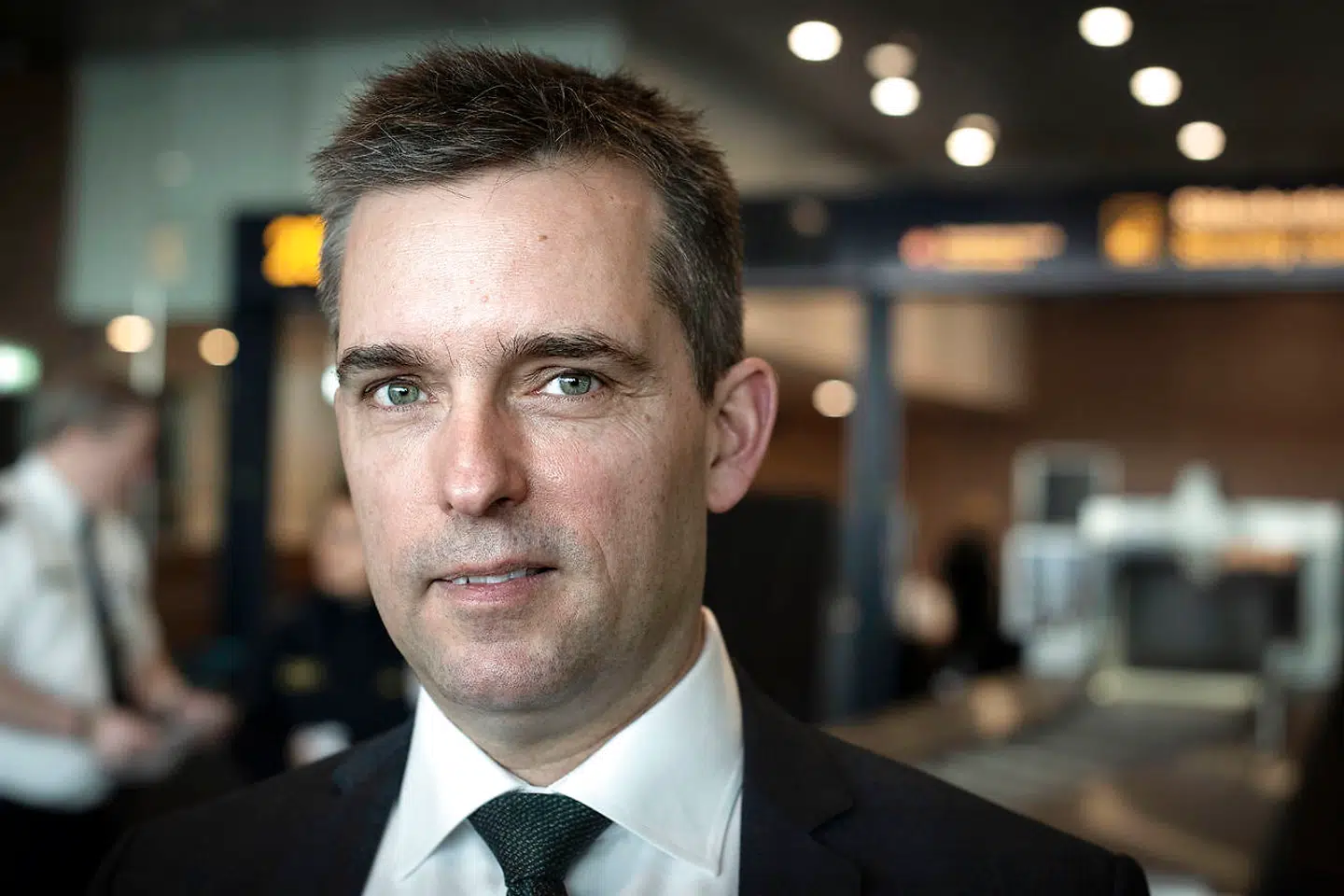 Sikkerhedschef i Københavns Lufthavn Johnnie Müller fortæller, de har en aftale med leverandøren af udstyret om løbende finjustering. Leverandøren vil gerne bruge Københavns Lufthavn som udstillingsvindue for den nye teknologi.