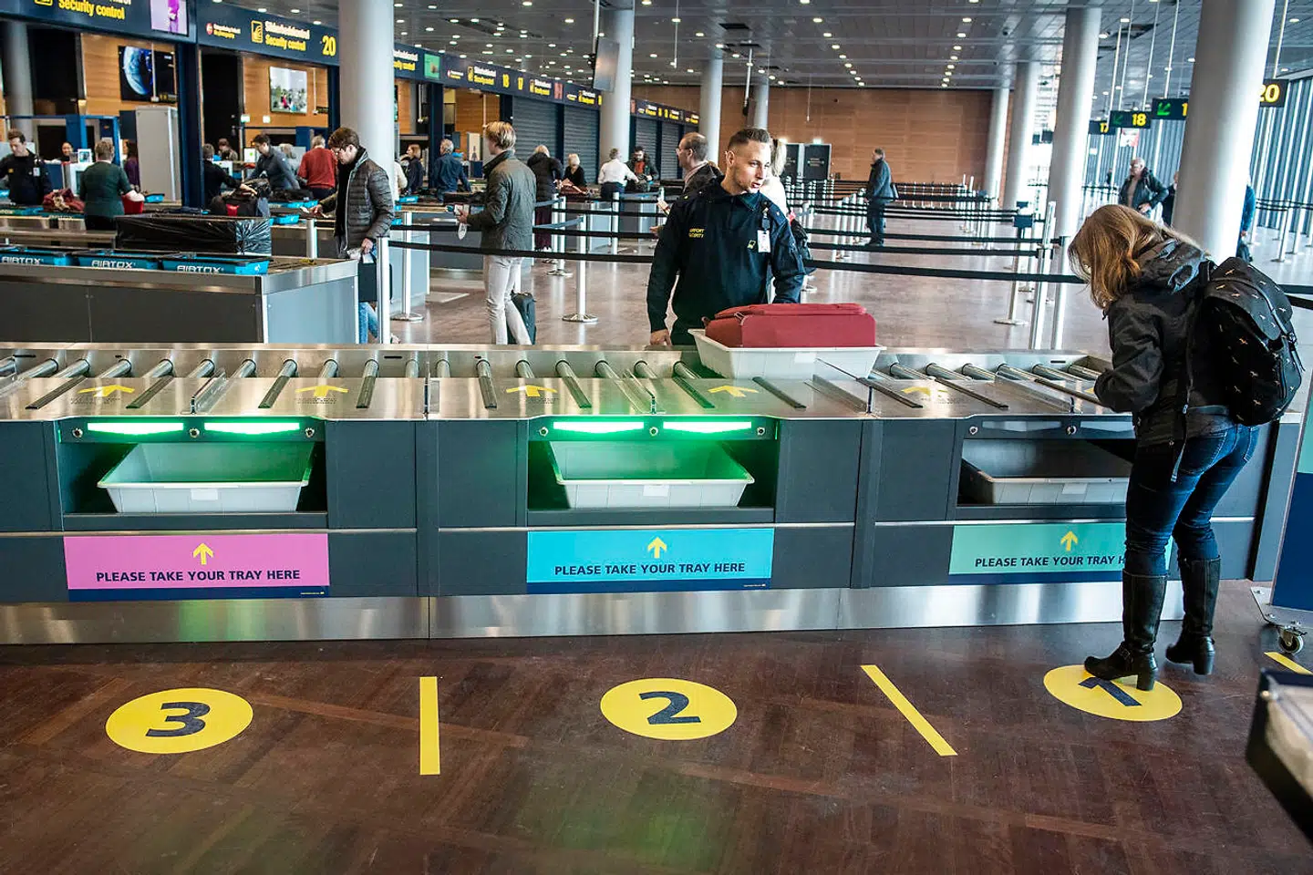 Bakkerne til håndbagagen køres automatisk frem. Det sparer tid, samtidig med at både personale og passagerer slipper for at løfte dem mere end højest nødvendigt.