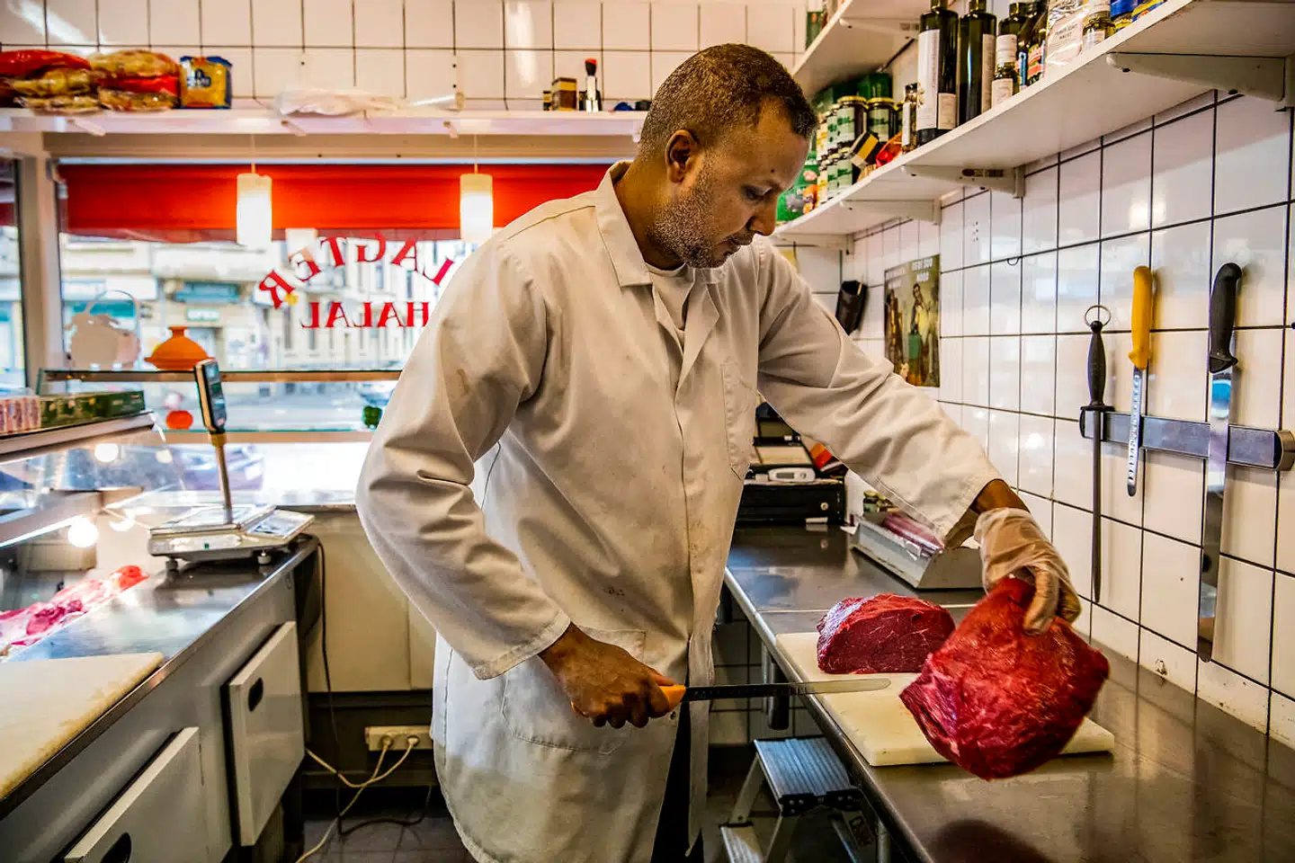 Slagter Abdi Osman, 41 år, fra Somalia: »Min kone ville gerne kalde vores søn Walid, for det hed hendes bror, der er død. Men kunne jeg bestemme, skulle han have heddet Niels eller Anders eller et andet kort navn. Det er lige meget, hvor navnet stammer fra.«