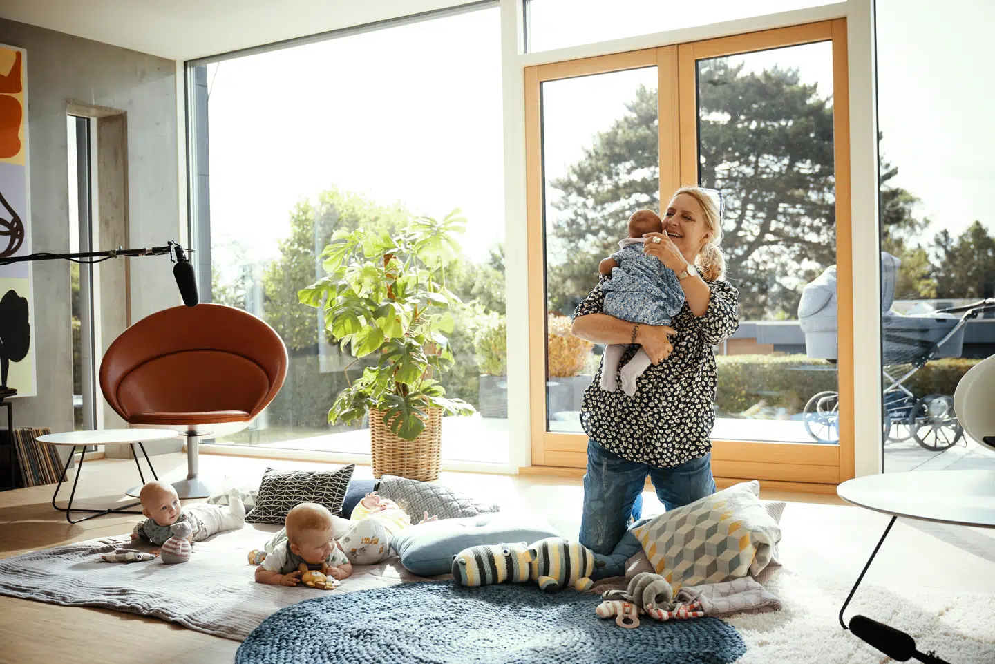Charlotte Sachs Bostrup sammen med nogle af de yngste medvirkende i »Mødregruppen«. Foto: Henrik Ohsten.