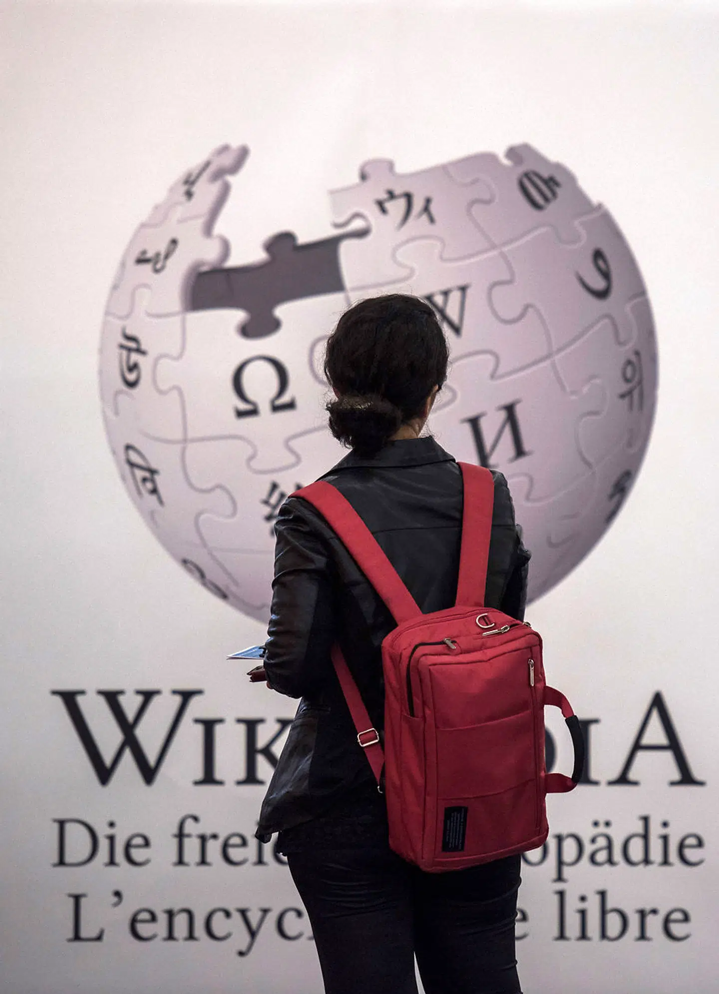 En kvindelig gæst står foran Wikipedias stand til en bogmesse i Frankfurt i oktober 2017.
