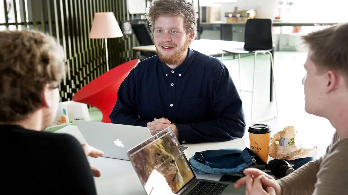 Der er talenter på alle uddannelser, siger uddannelses- og forskningsministeren. Emil Sihvonen Kromann er en af dem. Han læser til lærer på Københavns Professionshøjskole og deltager i et særligt talentprogram finansieret af Novo Nordisk Fonden.