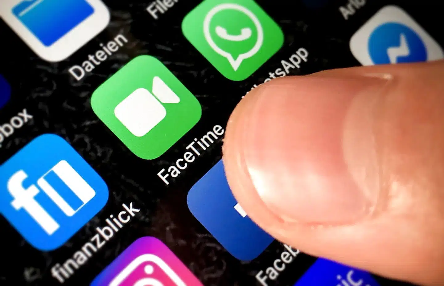 Apple lukkede helt for muligheden for at foretage gruppevideoopkald gennem Facetime på iPhone-telefoner og iPad-tablets, efter at en 14-årig havde fundet en alvorlig sikkerhedsfejl. Arkivfoto:  EPA/SASCHA STEINBACH/Ritzau Scanpix