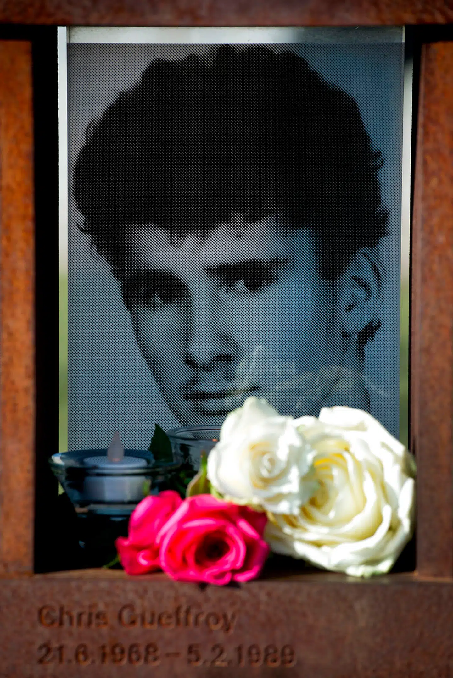 Tirsdag mindes det genforende Tyskland den sidste flygtning, der blev skudt ved Berlinmuren. Chris Gueffroy blev 20 år. Mindehøjtideligheden afholdes i kapellet på Bernauer Strasse. Fra 1961 til 1989 delte Berlinmuren menigheden i to.