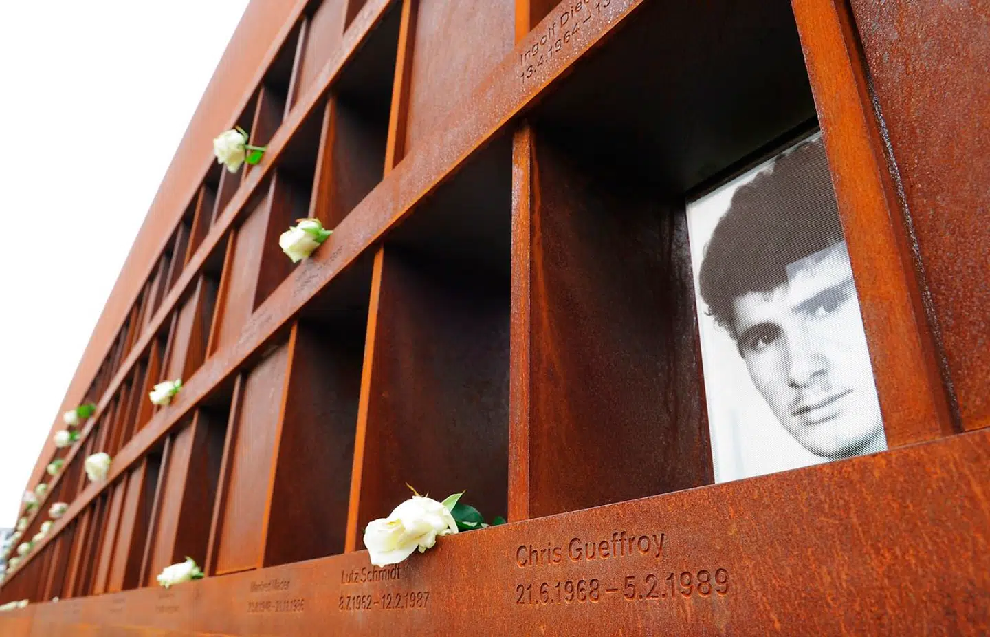 Ved Bernauer Strasse findes der i dag et mindesmærke for Chris Gueffroy. Derudover er der opstillet et mindesmærke på et sted, hvor Gueffroy som den sidste blev skudt ved muren. Det skete 5. februar 1989. Han døde kort efter midnat.