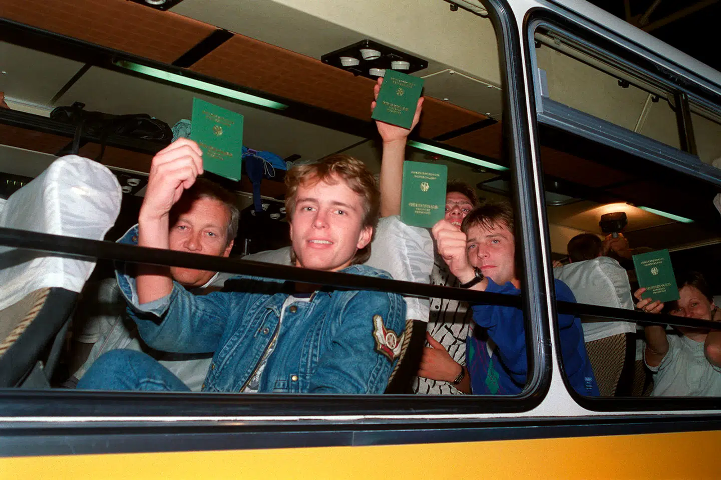 Glade østtyskere forlader DDR i september 1989, efter at Erich Honecker måtte indgå en aftale om, at de kunne forlade landet, blandt andet via den vesttyske ambassade i Prag.