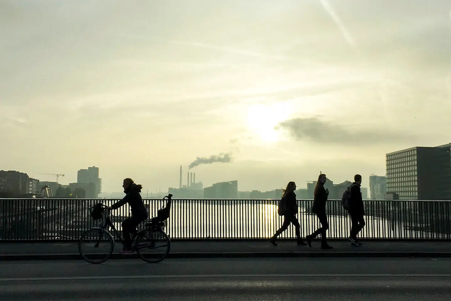 Langebro, efterår, sol og unge på vej hjem.
