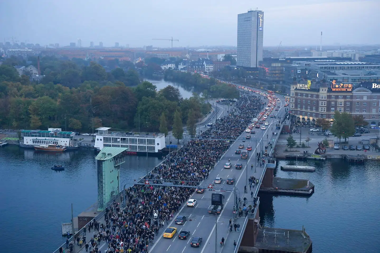Mindeoptoget for Kim Larsen passerede naturligvis Langebro.
