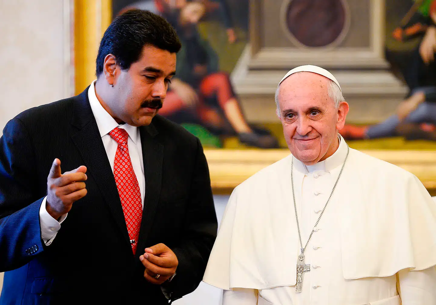 Nicolás Maduro på besøg hos pave Frans i 2013. Den argentinske pave har hidtil omhyggeligt undladt at vælge side i Venezuelas magtkamp, og nu har Maduro bedt ham påtage sig roillen som mægler.
