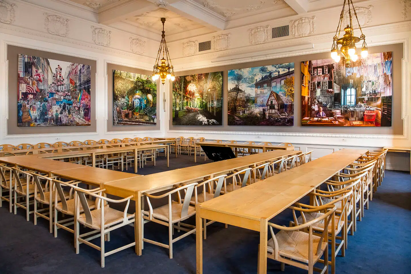 På initiativ af Henrik Sass Larsen er Socialdemokratiets gruppeværelse blevet udsmykket af Jacob Brostrup. Den samlede titel på de syv malerier er »Folkets tid«, som stammer fra Oskar Hansens sang »Danmark for folket«.