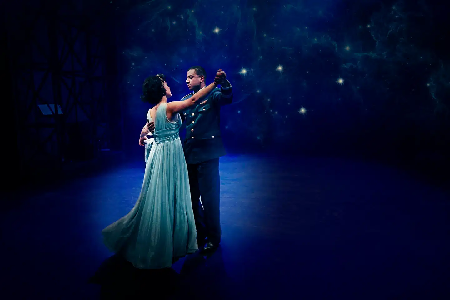 Amalie Dollerup og Christopher Læssø danser »Den allersidste dans« på Folketeatret i en forestilling, hvor musikken forsvinder under stjernerne.