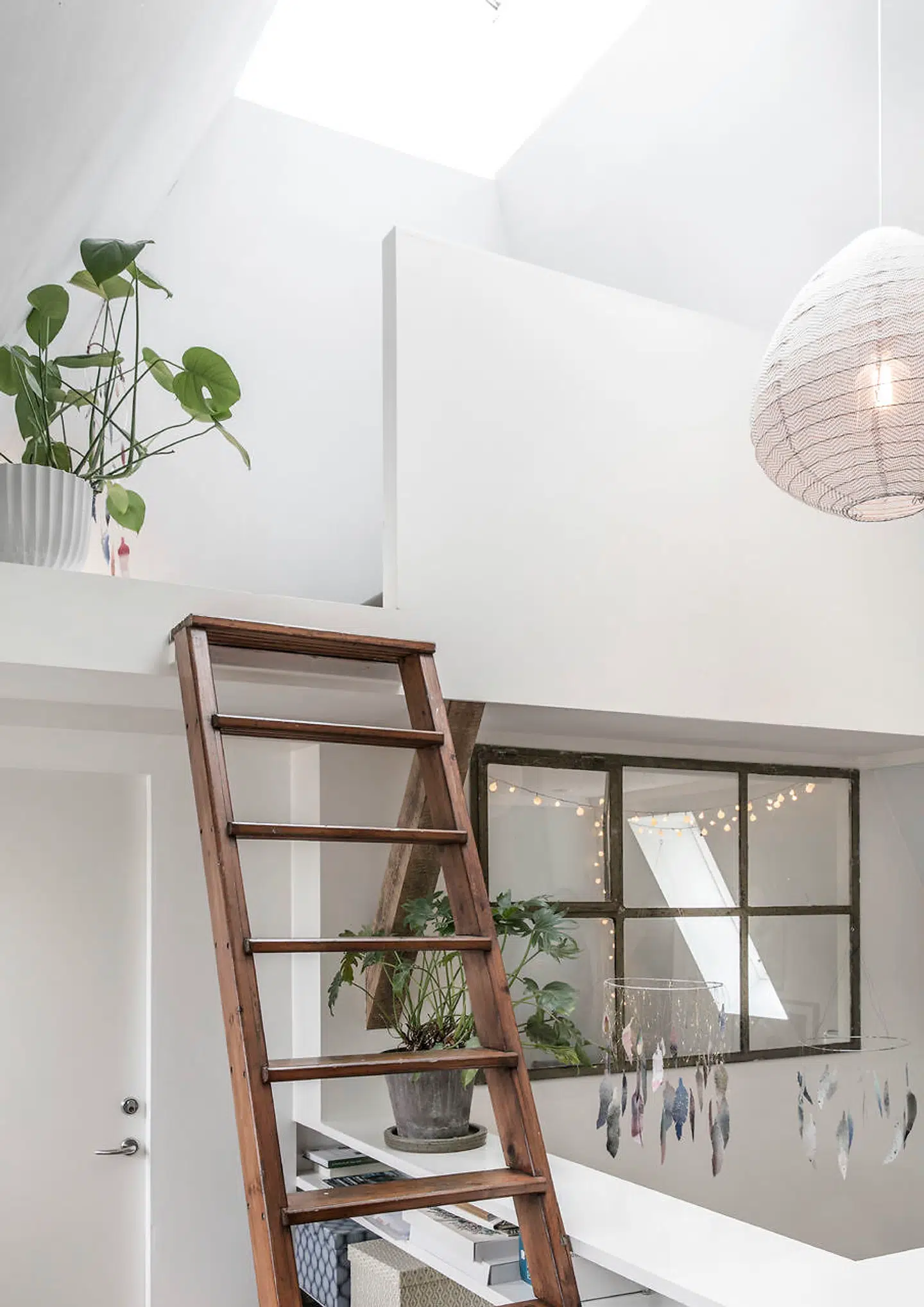 For at få så meget lys ind fik parret for en del år siden sat ovenlysvinduer ind allerøverst, og for at udnytte al plads har parret i denne ombygning fået bygget en hems, som giver alle i familien mulighed for en stille stund alene med en bog eller en lur.