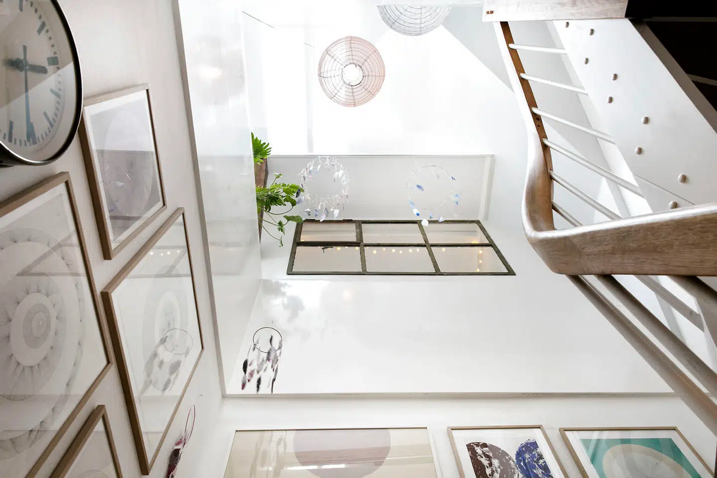 Højden i rummet gør trapperummet til en fin udstillingsplads for Christina Winsløvs værker. Hun holder udstillinger i huset, og det giver kunder mulighed for at se, hvordan værkerne fungerer i et hjem.