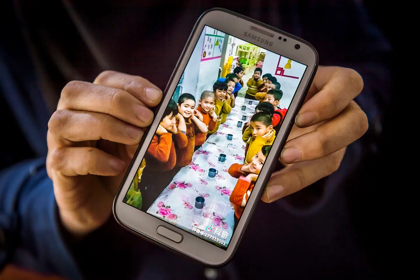 Kelbinur Tursan, 35, fik et chok, da hun genkendte sin egen datter, Ayshe Abdurehim på seks, på en video fra et børnehjem i byen Hotan. Videoen havde det kinesiske styre sendt rundt gennem appen Wechat. Hun har ikke set datteren, siden hun rejste til Istanbul i april 2016. Datteren er det andet barn nederst fra venstre. Det var meningen, at Kelbinur Tursans mand og parrets fem børn skulle slutte sig til hende og et sjette barn i Istanbul, men de nåede aldrig ud af Kina.