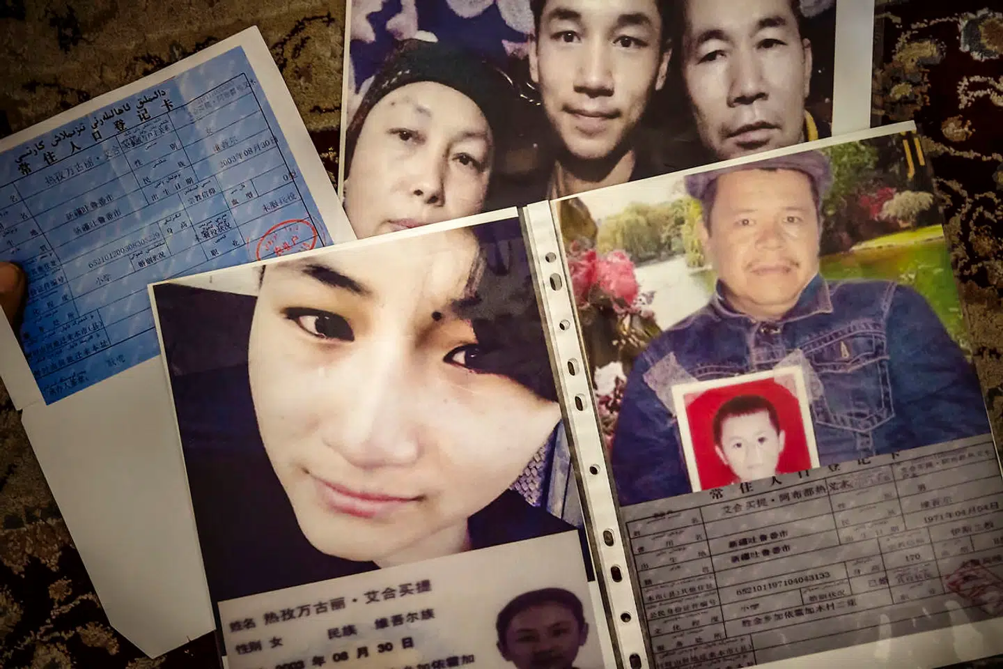 »I er her ikke. Jeg har ikke noget at leve for. Jeg kan ikke sove om natten.« Sådan skriver Rizwangül på 15 (til venstre på billedet) fra børnehjemmet i Xinjiang til sin mor, Meriyemgül Ablimit. Til højre er Meriyemgüls mand, som med stor sandsynlighed er i fængsel eller genopdragelseslejr.