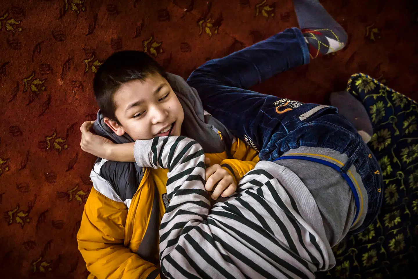 Abdulla på 12 år bor i Istanbul uden sine forældre, som er hjemme i Xinjiang. Han har ikke hørt fra dem i to år.