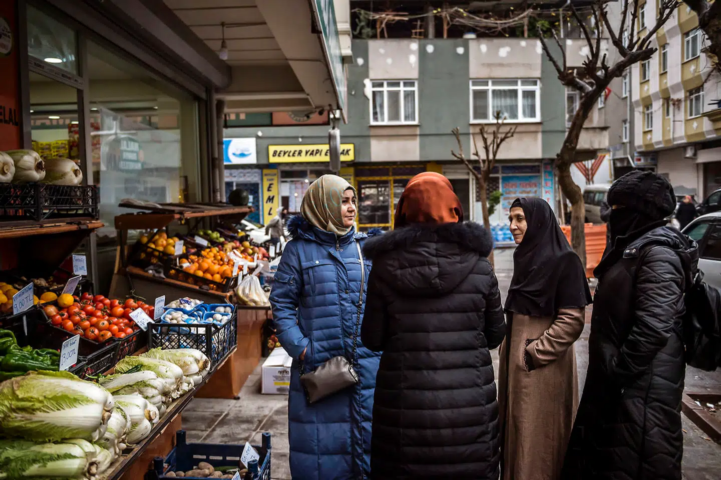 Forskere estimerer, at flere tusinder uighurer er ankommet til Istanbul de seneste fire år. Flere har slået sig ned i arbejderkvarteret Zeytinburnu, hvor der i forvejen bor uighurer. På det seneste er det dog blevet dyrere at bo der, hvilket har tvunget nogle til at bosætte sig længere væk fra Istanbuls centrum.