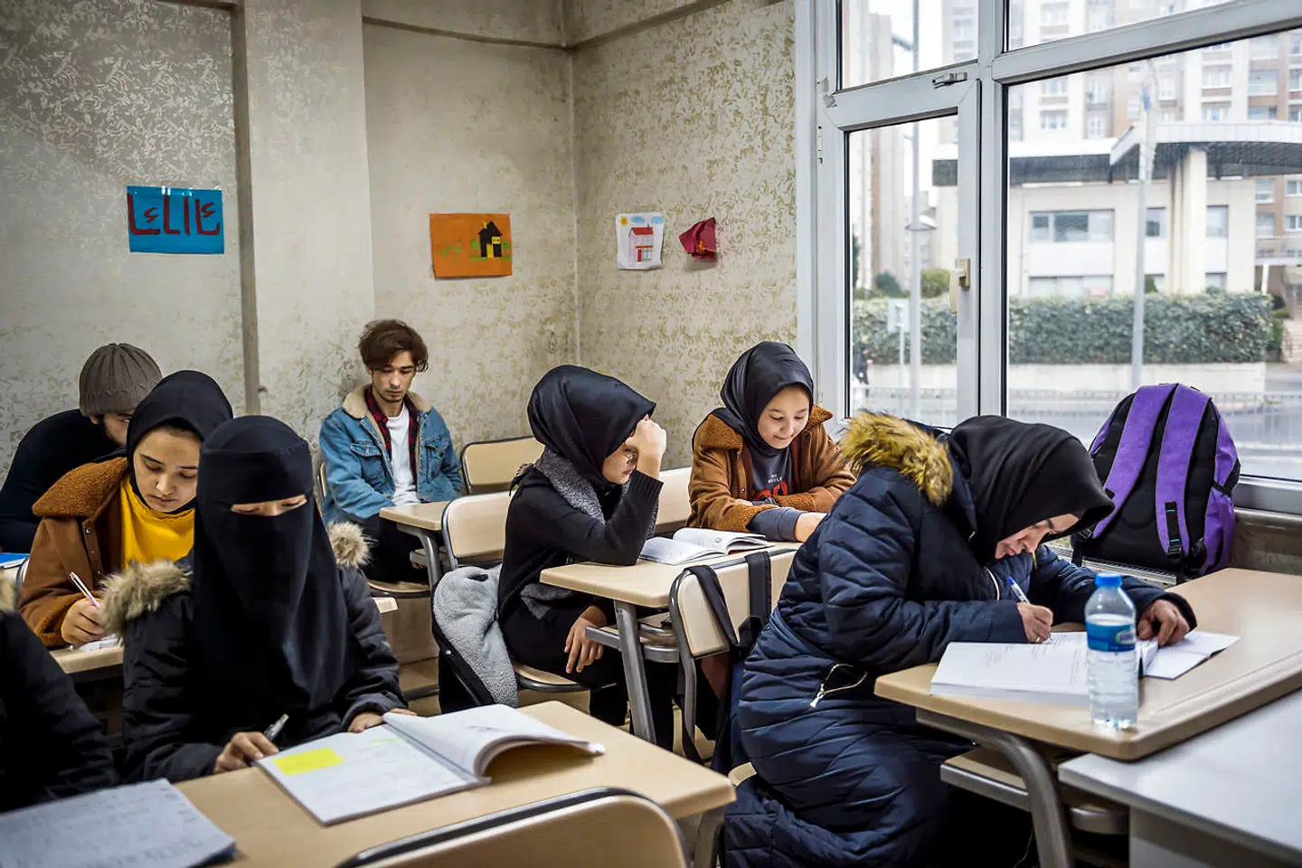 Uighurer studerer engelsk hos Hira kultur- og foreningscenter, som åbnede i december 2015. Her bliver uighurer undervist i fremmedsprog, deres eget sprog og kultur. Samtidig er det en privatskole for omkring 180 elever fra 1.-4. klasse. Skolens rektor siger, at ingen ud af de 180 elever kan sige, at deres familier i Xinjiang er i sikkerhed.