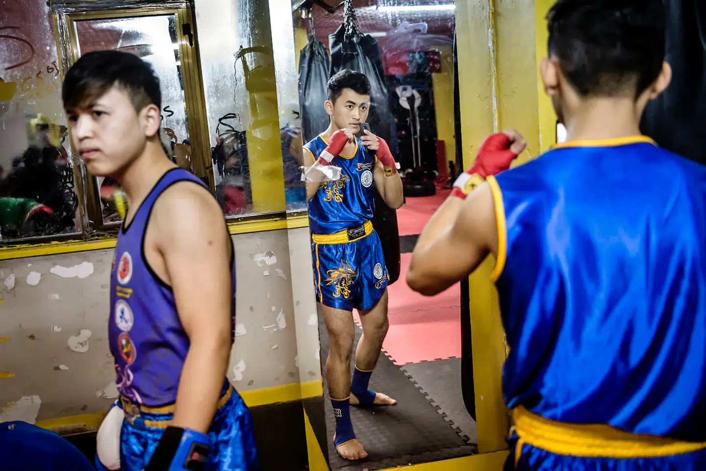 Uighurer gør sig klar til aftenens kamp i bokseklubben Ataman i arbejderkvarteret Zeytinburnu i Istanbul.