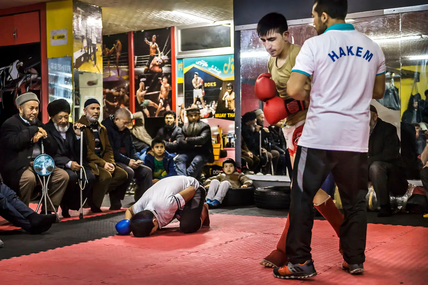 Shureyim på 15 er slået i gulvet i en kamp i bokseklubben Ataman i arbejderkvarteret Zeytinburnu i Istanbul. Han kom til byen i 2016 sammen med sin far. Faren rejste tilbage til Xinjiang, og i 2017 forsvandt kontakten mellem Shureyim og hans familie, og han bor i dag hos en af farens venner.